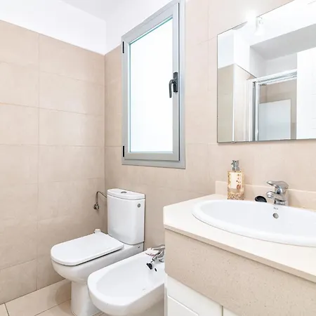 דירה Comfortable With Terrace